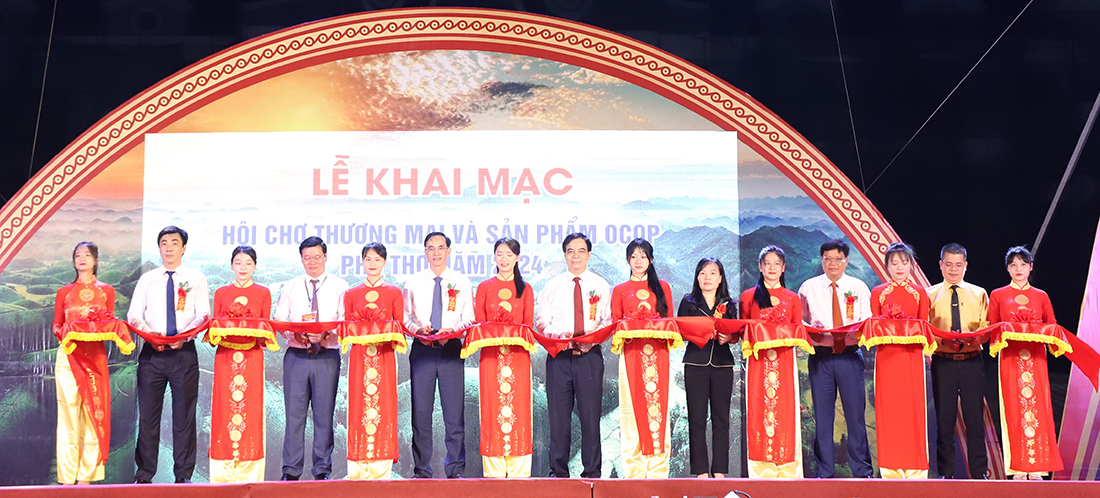 Các đại biểu cắt băng khai mạc Hội chợ Thương mại và Sản phẩm OCOP Phú Thọ năm 2024