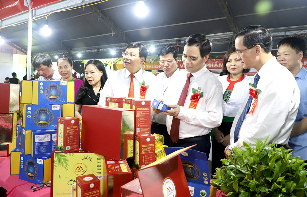 Các đại biểu tham quan gian hàng tại Hội chợ.