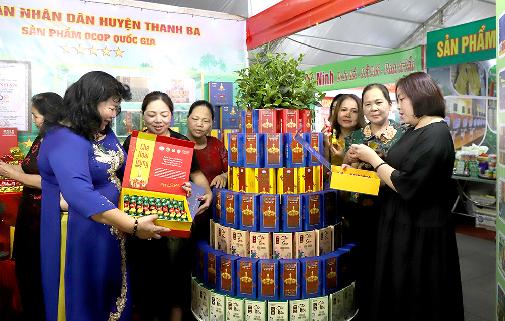Người dân và du khách tham quan, mua sắm tại các gian hàng.