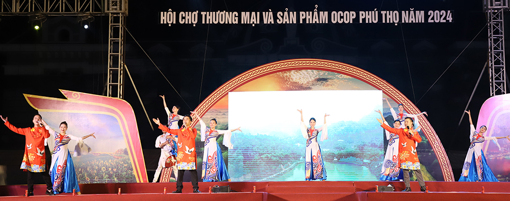 Tiết mục văn nghệ được biểu diễn trong chương trình khai mạc.